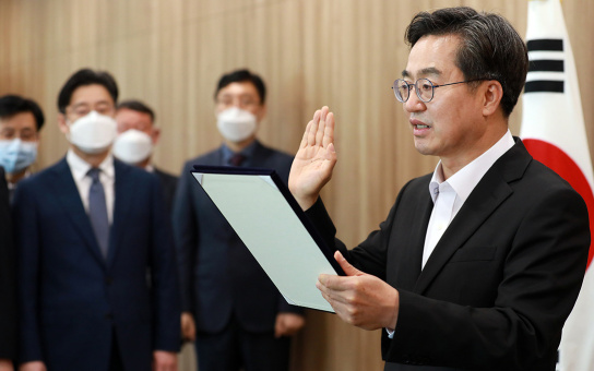 Photo of Dong Yeon Kim taking his oath of office