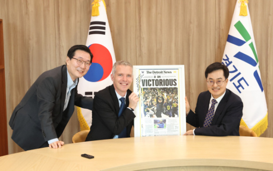 Luke Shaefer with Governor Kim Dong-Yeon (MPP '91, PhD '93) and Mayor Oh See-Hoon