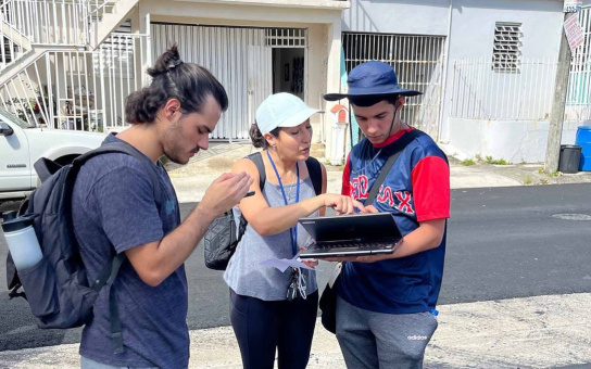 Students from UPR being trained to enumerate housing units in preparation for constructing the LabPOP survey’s representative sampling frame. Image credit: Laboratorio Puertorriqueño de Opinión Pública