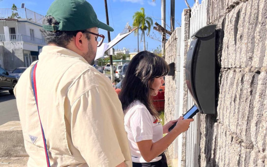 Students administering surveys to residents in Puerto Rico. Image credit: Laboratorio Puertorriqueño de Opinión Pública